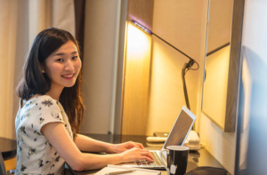 コロナで旅行業務の仕事を完全テレワーク化！在宅のメリット・デメリットと感想を語る